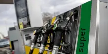 Carburanti, cala ancora il prezzo della benzina: self a 1,704 euro al litro. Diesel self è 1,598 euro al litro