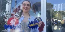 Dinìche, la giovane cantautrice napoletana vince il contest 1Mnext, stasera sarà ospite nel programma "Sogni di Gloria"