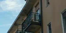Uccide la moglie a coltellate, la figlia di 10 anni chiama i soccorsi: «Non ha esitato nemmeno davanti alla piccola»