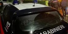 Aggredisce i passanti con le forbici, uomo fermato col taser: feriti un 42enne e 2 carabinieri, l'assalitore è in terapia intensiva