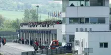 Bambino di 10 anni cade con la sua piccola moto (dopo uno scontro) durante una gara all'autodromo: è gravissimo