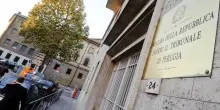 Rapina una pasticceria a Perugia e bacia la commessa, arrestato e accusato di «violenza sessuale»