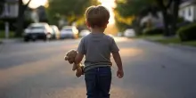 Bimbo di 5 anni vaga da solo in centro città: gli agenti lo riaccompagnano a casa e trovano il fratellino neonato abbandonato in culla
