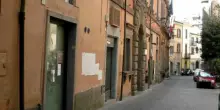 Viterbo, mamma lascia i figli piccoli in casa per fare la spesa: il bimbo di 5 anni trovato solo in strada, nell'abitazione era rimasto il fratellino neonato