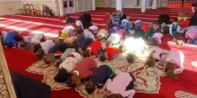 I bambini dell'asilo pregano in ginocchio nella moschea, la parrocchia: «Non è stato chiesto di scegliere quale Dio»