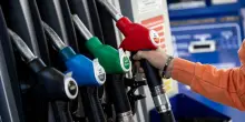 Carburanti, nuovi ritocchi al ribasso. Benzina self service a 1,697 euro/litro, diesel self a 1,588 euro/litro