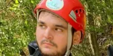Incidente nella notte, auto con cinque ragazzi si ribalta a una rotonda: Alessio Russo muore a 25 anni, feriti gli amici