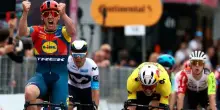 Giro d'Italia 2025: Mads Pedersen imprendibile a Tirana: maglia rosa davanti a Van Aert