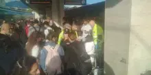 Treno bloccato in galleria per ore: diversi passeggeri si sentono male, tra loro anche una donna incinta