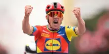 Giro d'Italia 2025, Mads Pedersen si prende la prima tappa: Mikel Landa costretto al ritiro