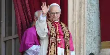 Papa Leone XIV, le vesti che tornano alla tradizione: mozzetta, stola, croce d'oro e scarpe nere (come Bergoglio)