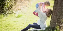 Festa della Mamma: perché cambia data e come si festeggia in Italia e nel mondo. Origini, tradizioni, regali e curiosità