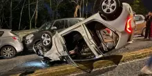 Incidente stradale a Napoli, auto ribaltata nella notte: paura in via Girolamo Santacroce