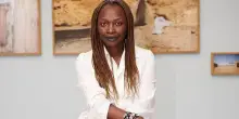 Koyou Kouoh, morta la prima curatrice africana della Biennale d'arte di Venezia: aveva 57 anni