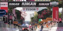Giro d?Italia seconda tappa: Tarling batte Roglic per un secondo, ma lo sloveno è maglia rosa