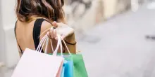 Ruba 360mila euro al Comune per comprare borse (ben 52), gioielli di lusso e oltre 13 chili in oggetti d'argento: smascherata la funzionaria "furbetta"
