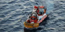 Lampedusa, tre cadaveri sbarcati dalla nave ong Nadir: due sono bimbi di 2 anni, morti di fame e sete su un gommone alla deriva