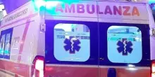 Infermiere preso a pugni da due uomini mentre soccorre un paziente: «Sei inutile, non sei un medico. Non perdere tempo così muore»