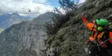 Escursionista precipita per 60 metri e muore davanti agli amici: «Lo hanno visto perdere l'equilibrio e cadere nel vuoto»