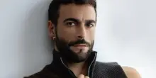Marco Mengoni: «Ho vissuto un anno difficile, sono in terapia. Ho paura per i miei nipoti. Coltivare pomodori è un'ossessione»