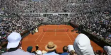 Internazionali Roma, malore per un tifoso durante De Minaur-Dellien: partita sospesa per 20 minuti. Cosa è successo