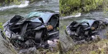 Ferrari da 350mila euro sfreccia fuori dall'autostrada e precipita in un fiume: muore coppia durante un raduno