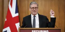 Londra, incendio nella casa del primo ministro inglese Starmer: danneggiato l'ingresso. Indagini in corso