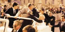 Papa Wojtyla, 44 anni fa l'attentato: gli spari, la figura di Mehmet Ali A?ca e l'incontro pacificatore. «Una mano ha sparato, l'altra ha deviato la pallottola»