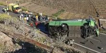 Canarie, morta una donna e 11 feriti nel ribaltamento di un bus sull'isola La Gomera