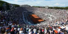 Internazionali, la piaga degli scommettitori in tribuna: quegli "strani" insulti a De Minaur e Mensik. «Daspo per chi disturba le partite»