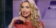 Valeria Marini compie 58 anni. Il party flop, il flirt con Jovanotti, la malattia all'occhio, la mamma Gianna Orrù: «Mi ha bloccata su Whatsapp»