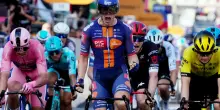 Giro d?Italia 2025, trionfo olandese a Lecce: Van Uden vince una volata caotica