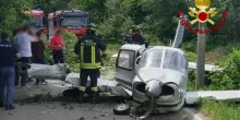 Aereo da turismo con tre studenti a bordo va in avaria: il pilota lo porta lontano dalle case, atterraggio d'emergenza in strada vicino Padova