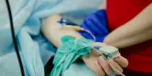 Prende l'epatite dopo una trasfusione, il «sangue era infetto»: risarcita con 675 mila euro dopo 58 anni