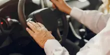 Corsa folle e contromano sulla statale: alla guida dell'auto una 93enne in stato confusionale