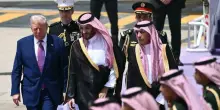 Trump in Arabia Saudita: fanfare, uomini a cavallo e tappeti pregiati. L'accoglienza di lusso di bin Salman