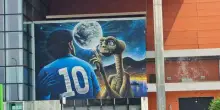 Napoli, nuovo murale di Maradona: l'opera all'esterno del cinema Med di Fuorigrotta