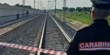 Uomo travolto da un treno davanti a un passaggio a livello