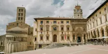 Trovano una borsa con 7 mila dollari e dei gioielli ad Arezzo e la consegnano in questura: il gesto eroico di quattro ragazzi