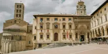 Quattro ragazzi trovano una borsa con 7mila dollari (e gioielli) e la portano in questura, trovata la proprietaria: di chi si tratta