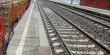 Investita da un treno al passaggio a livello, ragazzina muore sul colpo: aveva 14 anni