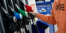 Carburante, cala il costo della benzina e sale il gasolio: da oggi il riallineamento delle accise. Come cambiano i prezzi