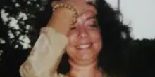 Stefania Camboni, 60enne trovata morta a Fregene: uccisa a coltellate in casa. Sentito il figlio