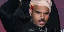 Chris Brown arrestato: «Ha spaccato una bottiglia di tequila in testa a un produttore». Il pestaggio di Rihanna e l'arresto per stupro