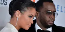 Diddy, l'ex piange al processo (che fa tremare i vip): «Volevo uccidermi. Ho preso delle malattie a quei party». Chi c'era a quelle "feste"