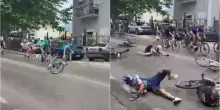 Il video della caduta di oggi al Giro d'Italia: coinvolti 60 corridori, ?Hindley sotto choc