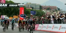 Giro d'Italia a Napoli, vince Kaden Groves: dopo la maxi-caduta Pedersen sempre in rosa