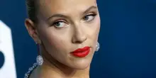 Scarlett Johansson, il fratello gemello, il divorzio da Ryan Reynolds, le accuse di molestie a Woody Allen: «Mi sentivo intrappolata nel mio corpo»
