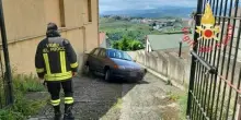 Parcheggia in salita e muore travolto dalla sua auto