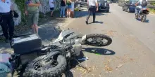 L'auto perde olio e «causa un incidente mortale», condannato automobilista: la coppa dell'olio rotta e il masso caduto dalla montagna